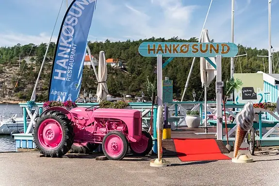 Ønsker du en mer avslappende ferie kan en god middag inntas på Hankøsund restaurant - en funky sommerrestaurant!