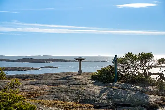 Fra fjellplatå kan fantastisk utsikt over skjærgården nytes!