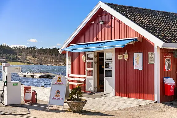 På varme dager kan du rusle ned til kiosken på Slevikkilen båthavn og kjøpe is