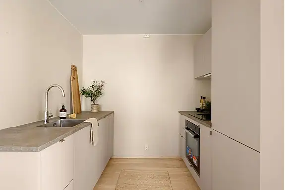 Kjøkkenet er fint og godt utnyttet med integrerte hvitevarer