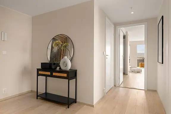 I gang er det plass til både knagger og garderobeløsning