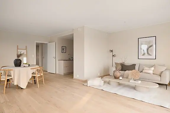 Allrommet er åpent med soner for innredning av spisestue og tv-stue
