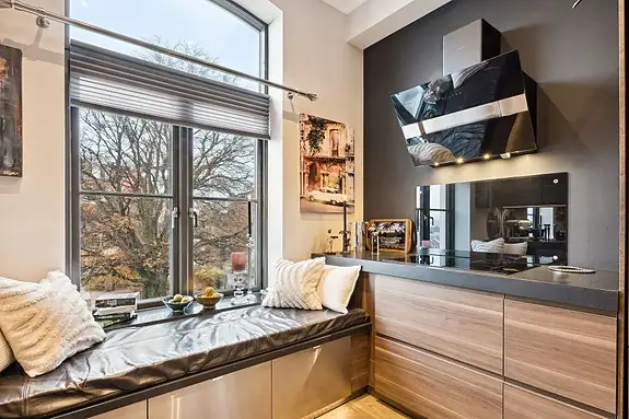 En innbydende plass ved vinduet med utsyn mot bylivet