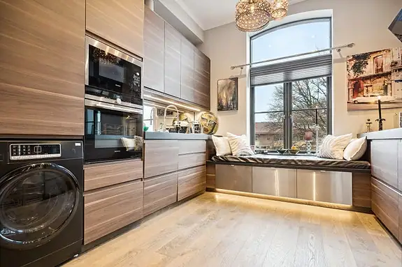 Et integrert Bang & Olufsen-lydanlegg er elegant innfelt i kjøkkenet