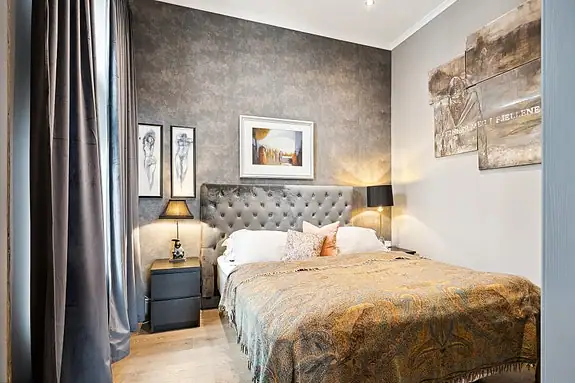 Hovedsoverommet har en rolig og elegant atmosfære som gir en følelse av hotellkomfort