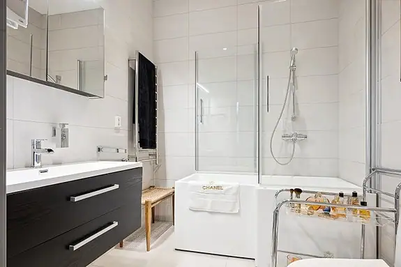 Elegant, helflislagt bad med et tidløst uttrykk. Badekaret kan enkelt fjernes dersom man ønsker en annen romløsning