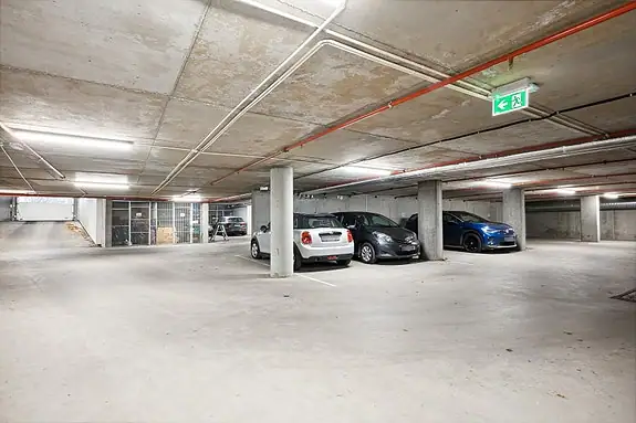 Boligen disponerer én biloppstillingsplass i felles garasje, samt en romslig innvendig bod i kjeller