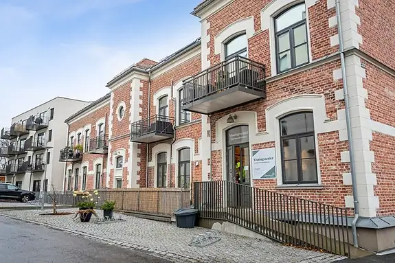 Det er etablert gjesteparkering på eiendommens tomt for besøkende
