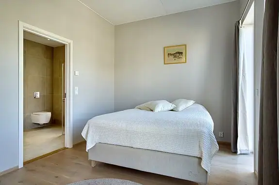 Rommet har også et eget bad en suite