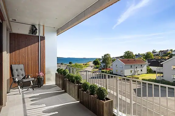 Med veranda vendt mot vest får du både sjøutsikt og solen når den varmer