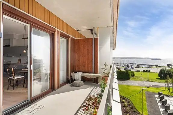 Stor skyvedør leder deretter inn