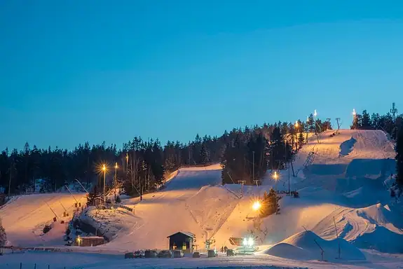 Middagsåsen skisenter ligger kun 8 minutter unna med bil