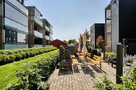 Fellesområdet er pent opparbeidet med plen, busker og diverse beplantning