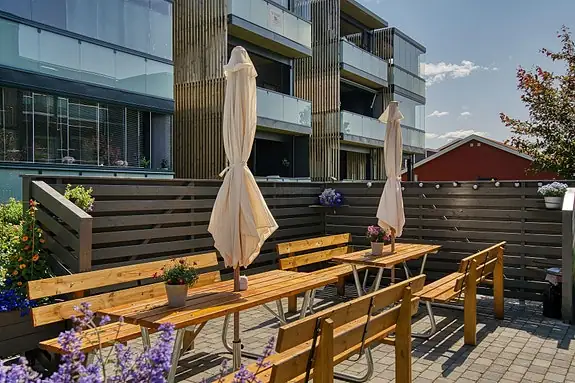 Hyggelig uteplass med benker og mulighet for grilling