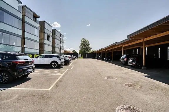 Det er gangavstand til dagligvare, treningssenter, barnehage/skole og togstasjon