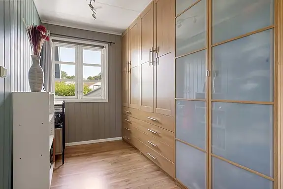 Massevis av plass til garderobeskap!