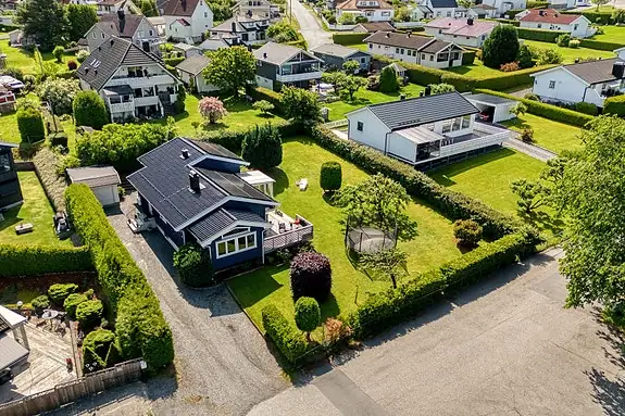 Her ser vi for oss firbeinte og tobeinte storkose seg gjennom alle årstider