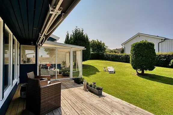 Stor terrasse med god plass for avslapping og festligheter
