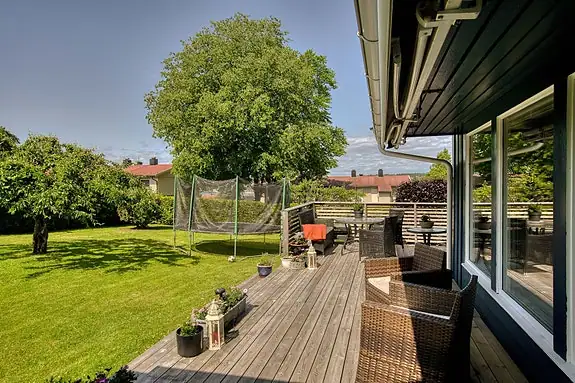 Terrassen er vinkelformet med god plass for møblering i soner