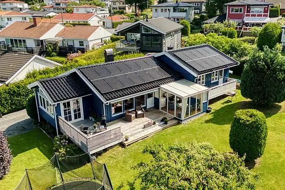 På taket er det montert solcellepanel