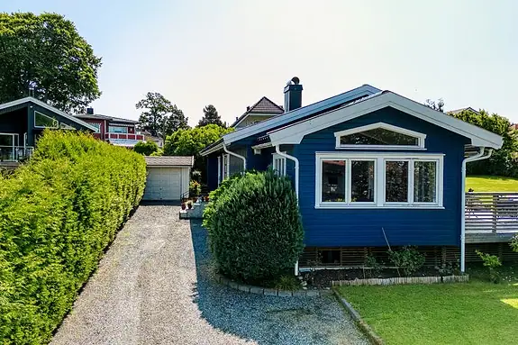 En sjarmerende eiendommen med drømmehage!