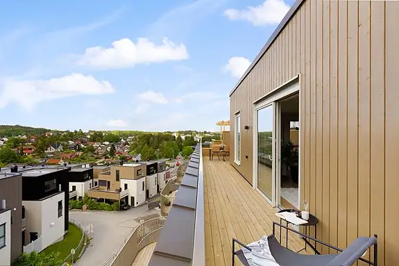 Romslig terrasse hvor man enkelt hygger seg i løpet av sommeren