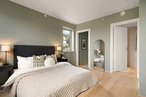 Hovedsoverommet har walk-in og eget bad en suite