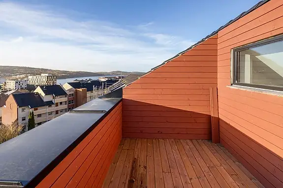 Enhetene får hver sin private takterrasse som vender sydvestvendt med utsikt over sjø og by.
