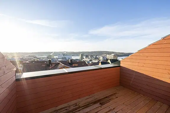 Takterrasse har god plass til sittegruppe og grill.