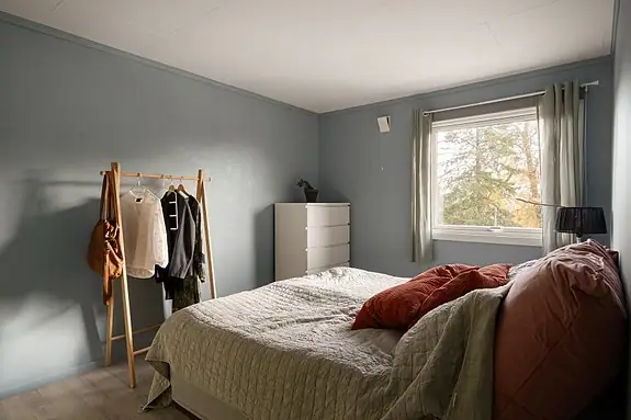 Boligens hovedsoverom ligger i denne etasjen og har innebygd garderobe og god plass til dobbeltseng