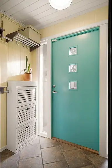 Ved inngangspartiet er det plass til å henge fra seg yttertøyet