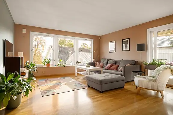 Store vindusflater slipper inn rikelig med naturlig lys