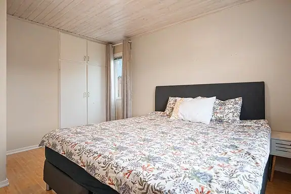 Rommet er utstyrt med plassbygde skap som utnytter plassen veldig godt