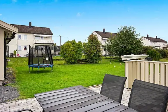 Solrik og barnevennlig hage med plass til lek og hygge