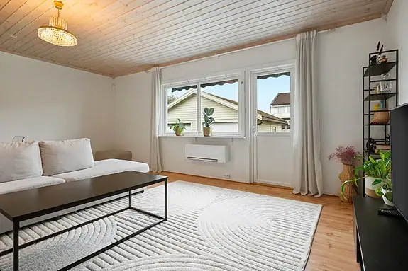 Store vindusflater gir godt med lysinnslipp og utsyn mot hagen