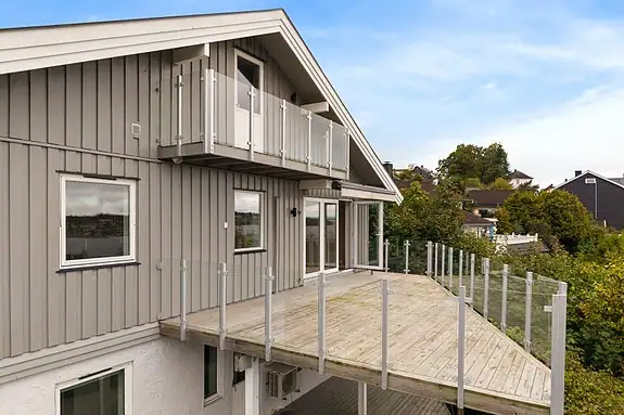Uteplassen er stor og har rikelig med plass til utendørsmøblement