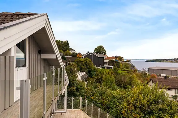 En mindre balkong er også i finne fra loftsetasjen