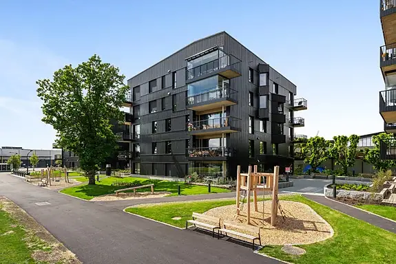 Bygget har en moderne og gjennomført utforming