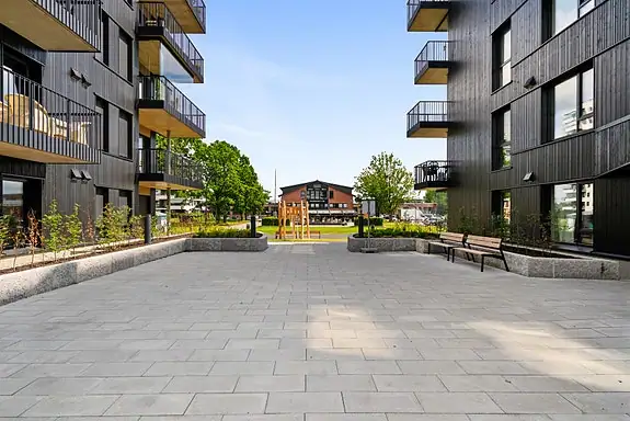 I nærområdet finner du populære spisesteder som Restaurant Ro og et bredt tilbud av helse- og velværetjenester ved Lilleng Helsepark
