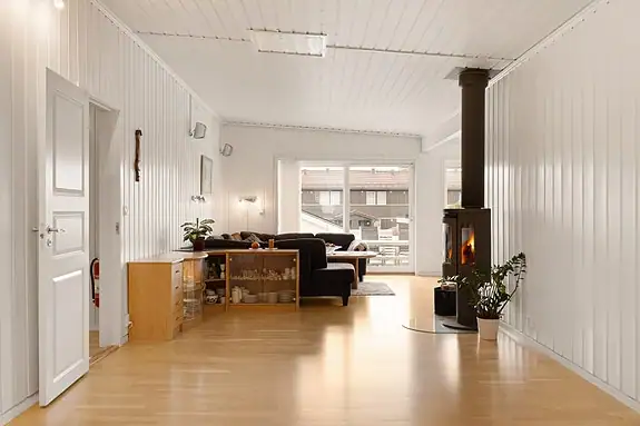 Det er også fra denne enden av boligen utgang til terrasse
