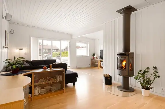 Peis plassert ved stuedelen gir både hygge og varme i løpet av vintermånedene