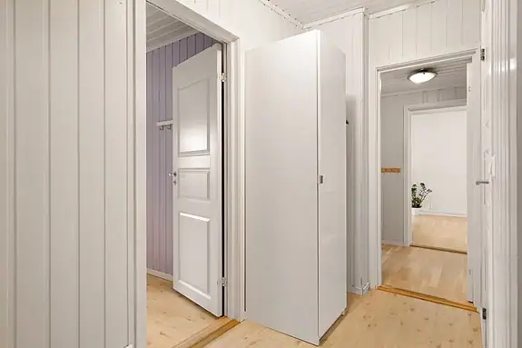 I en mindre gang som knytter to av fire soverom + toalettrom har du også plass til garderobeskap