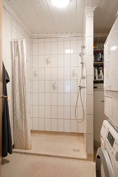 Vaskerom har god plass til både vaskemaskin og tørketrommel - her har du også dusjen!