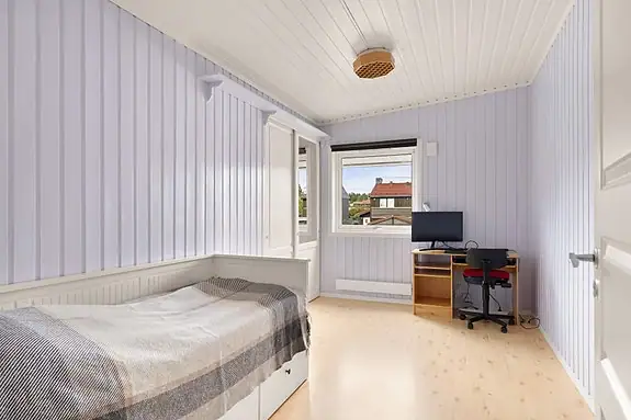 Soverom 3; dette med plassbygd garderobe