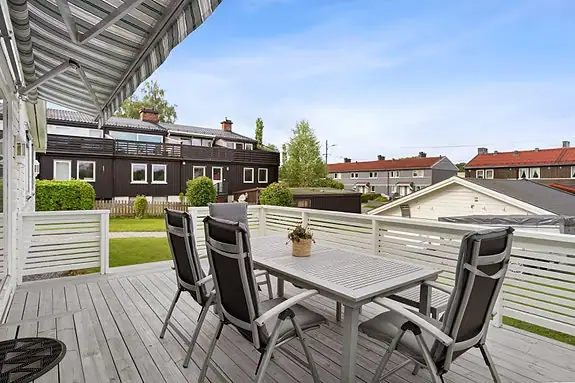 Uteplassen fra stuedelen, her har du god oversikt over nabolaget