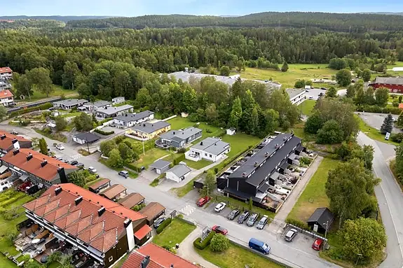 I skogholtet bak finner du fine turområder, blant annet til Doggebu speiderhytte