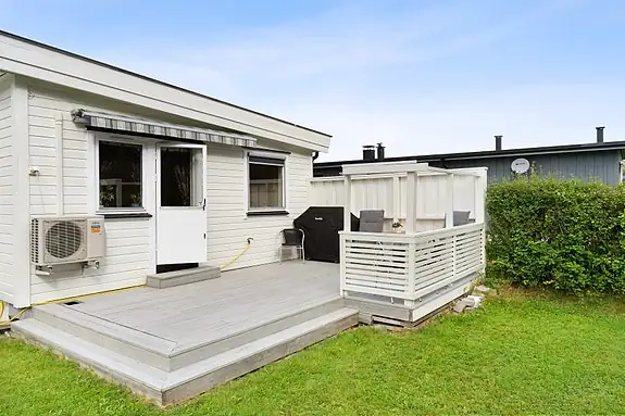 Fra kjøkkenet er det utgang til en terrasse; ypperlig når en skal grille om sommeren