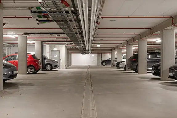 Det medfølger parkeringsplass i felles garasjeanlegg, sportsbod ligger i bakhånd