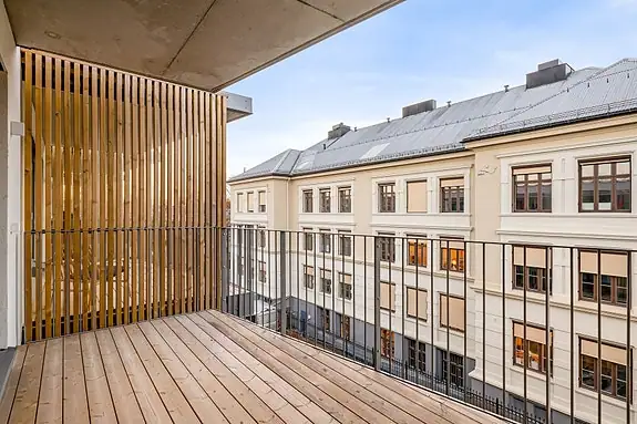 Overbygd terrasse med utsyn over gaten