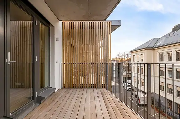 Verandaen har god plass til utemøblement!